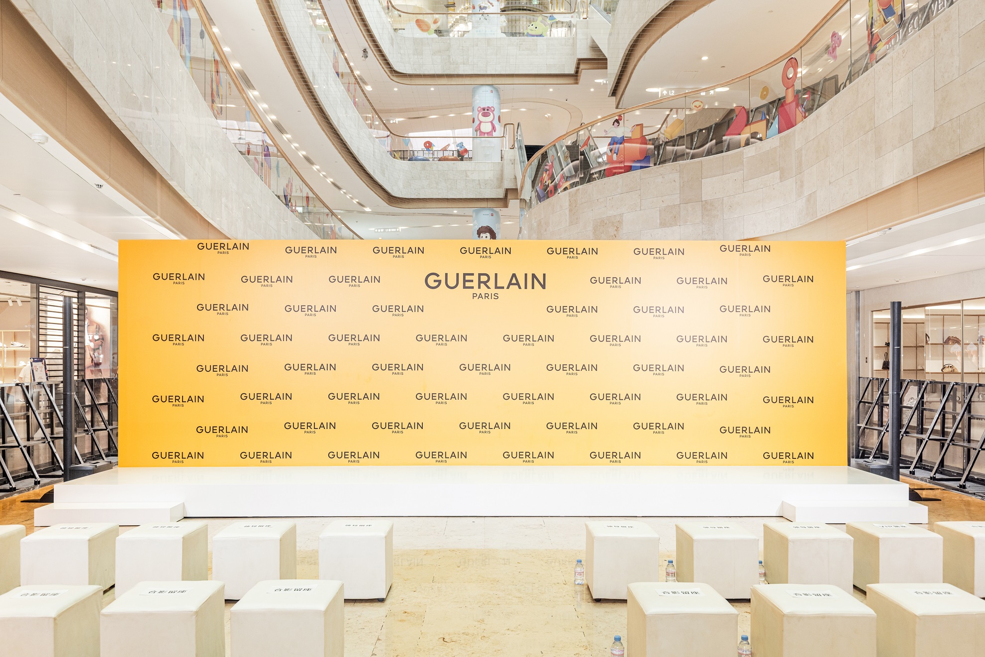 法国娇兰品牌挚友余承恩亲临南京德基 携御廷兰花金致焕采系列