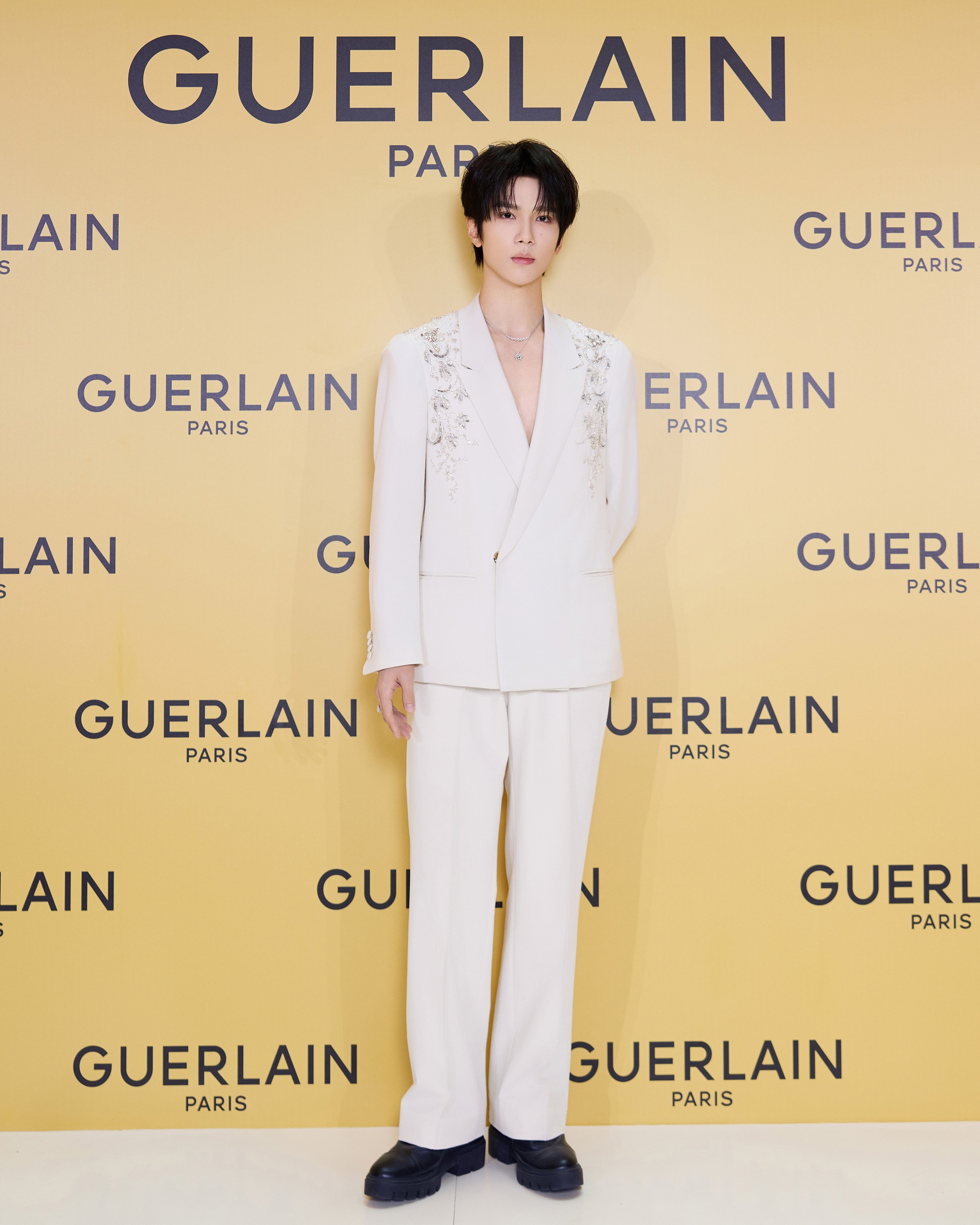 法国娇兰品牌挚友余承恩亲临南京德基 携御廷兰花金致焕采系列