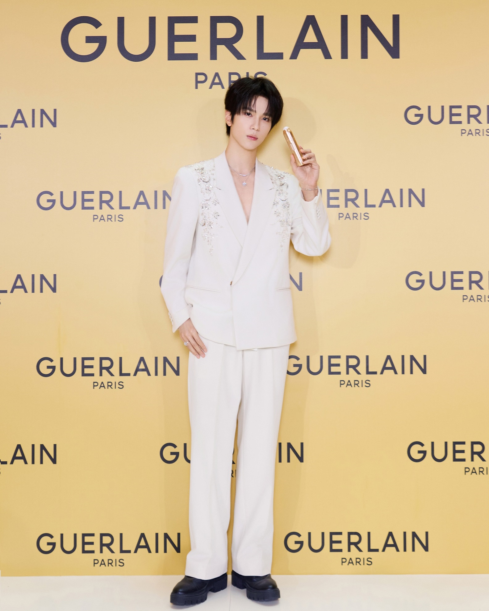 法国娇兰品牌挚友余承恩亲临南京德基 携御廷兰花金致焕采系列