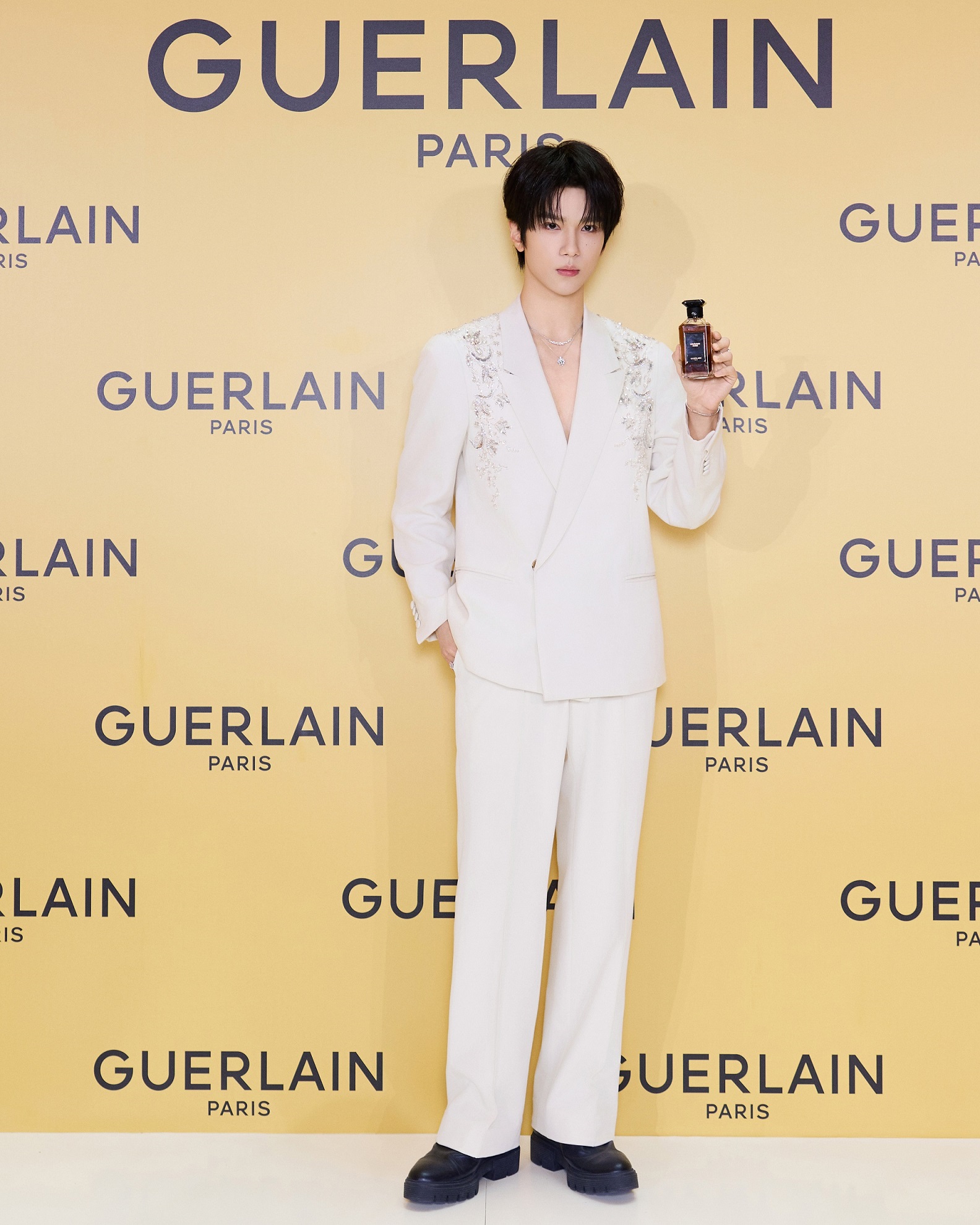 法国娇兰品牌挚友余承恩亲临南京德基 携御廷兰花金致焕采系列