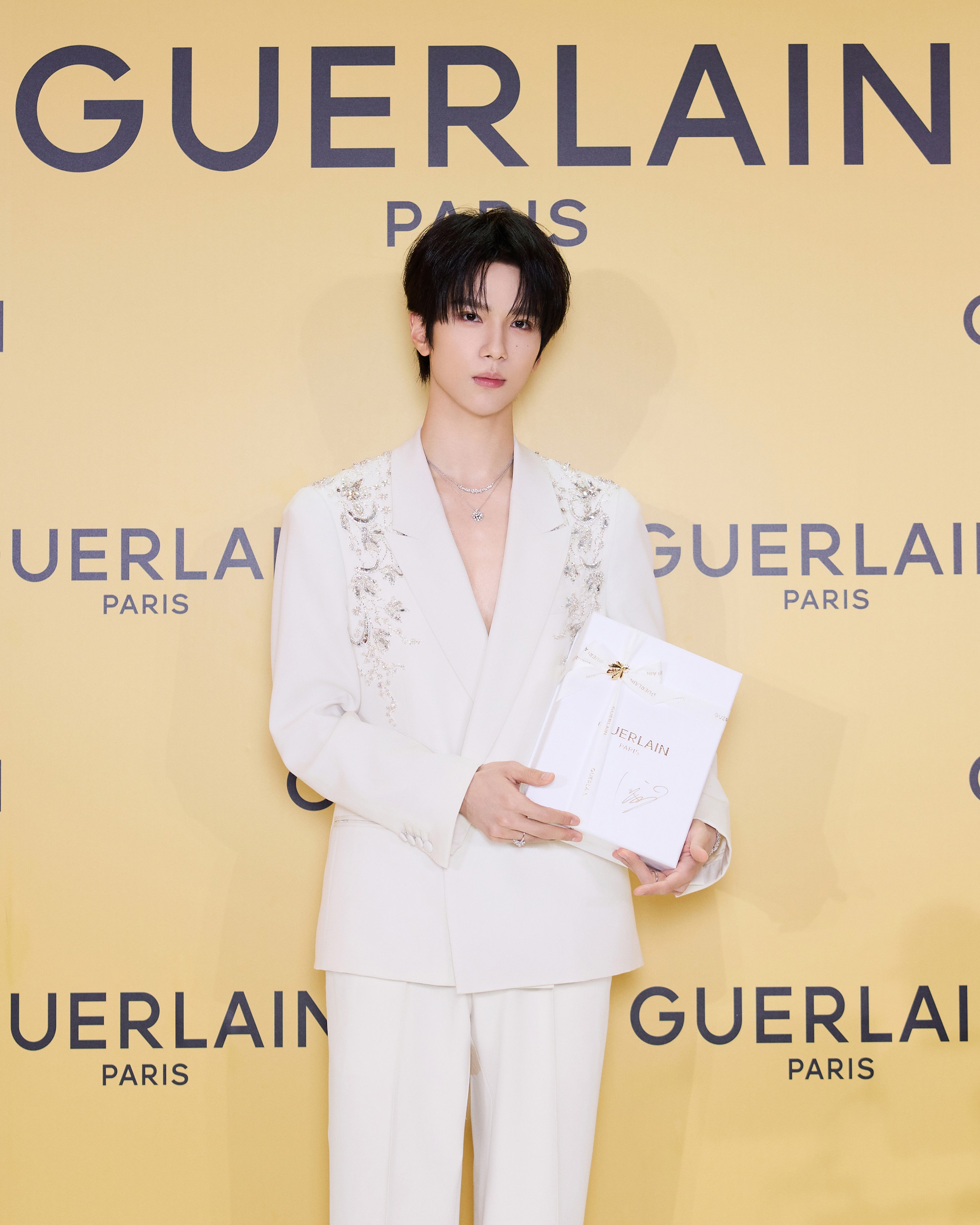 法国娇兰品牌挚友余承恩亲临南京德基 携御廷兰花金致焕采系列