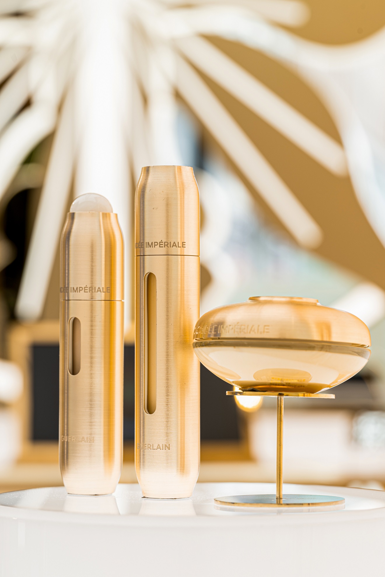 法国娇兰品牌挚友余承恩亲临南京德基 携御廷兰花金致焕采系列