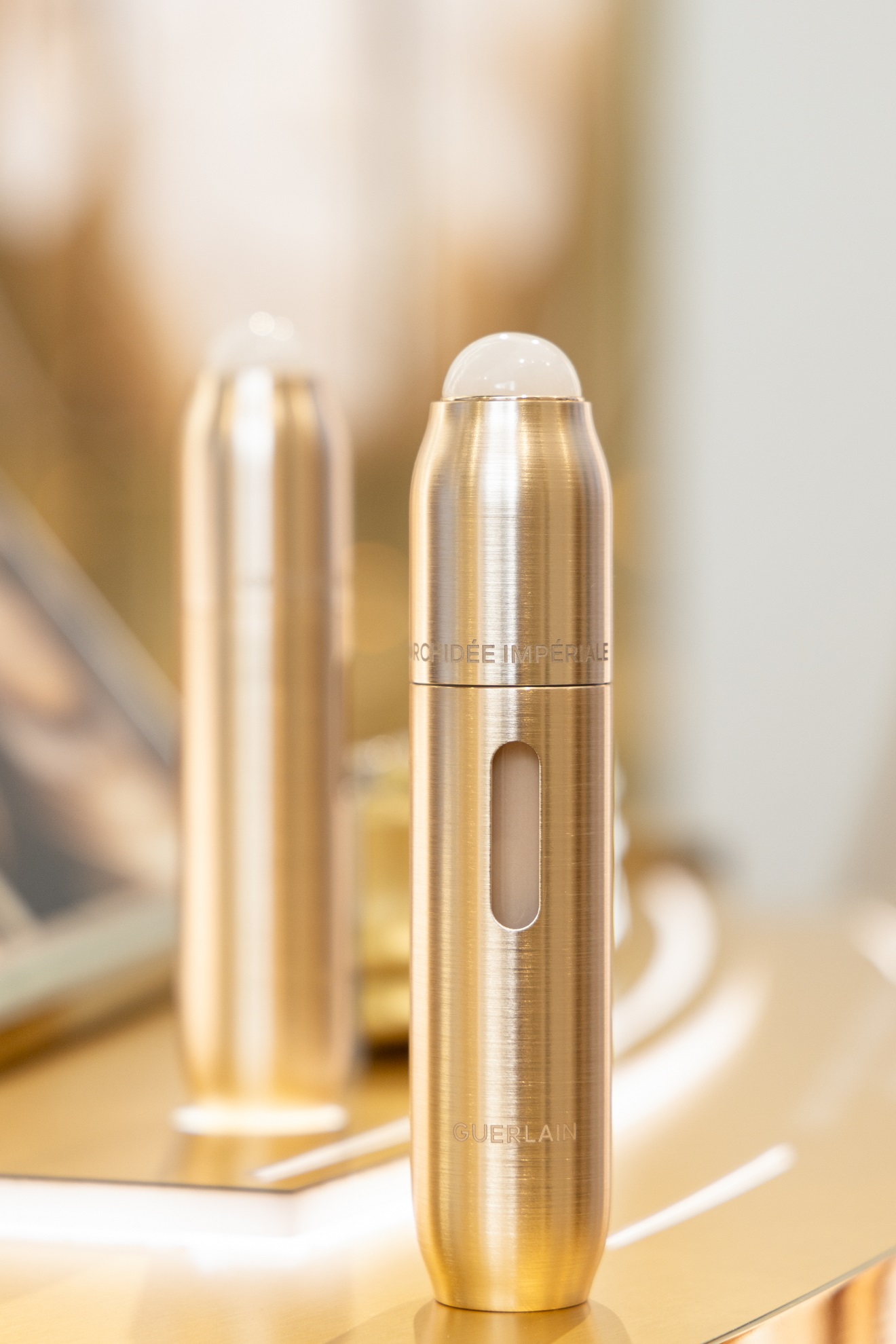 法国娇兰品牌挚友余承恩亲临南京德基 携御廷兰花金致焕采系列