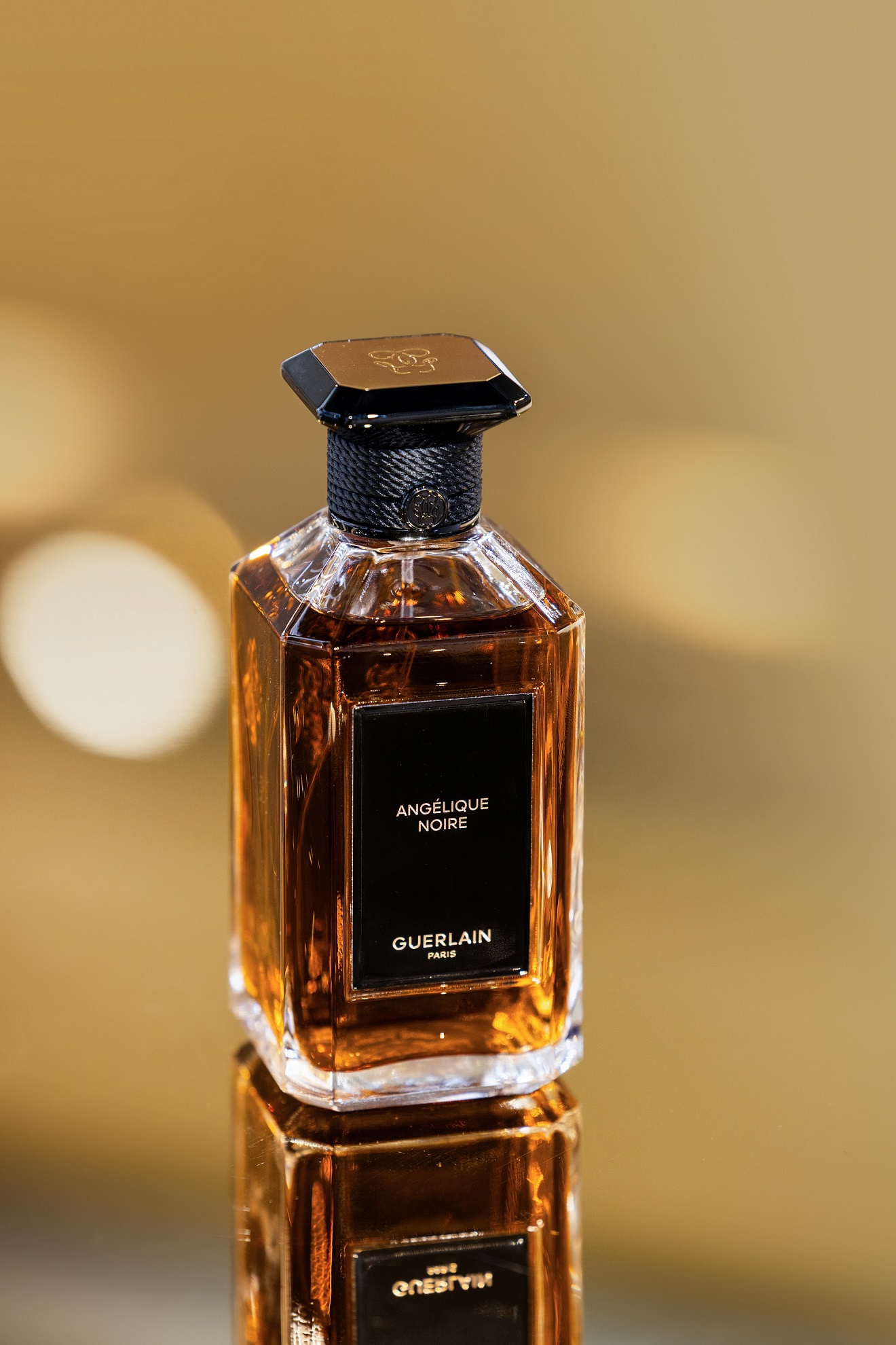 法国娇兰品牌挚友余承恩亲临南京德基 携御廷兰花金致焕采系列