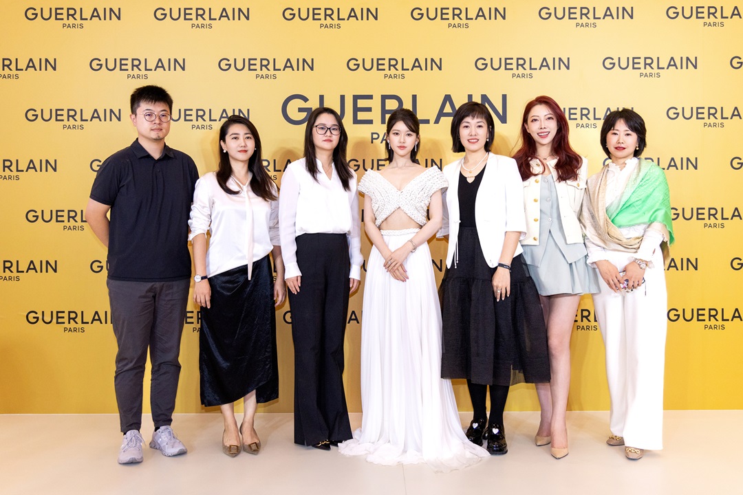 法国娇兰护肤代言人赵露思空降沈阳万象城 携全新帝皇蜂姿系列,解锁秋日修护“蜜”诀 法国娇兰护肤代言人赵露思空降沈阳万象城 携全新帝皇蜂姿系列,解锁秋日修护“蜜”诀