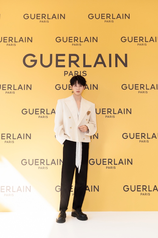 法国娇兰护肤大使周翊然惊喜现身杭州武林银泰百货