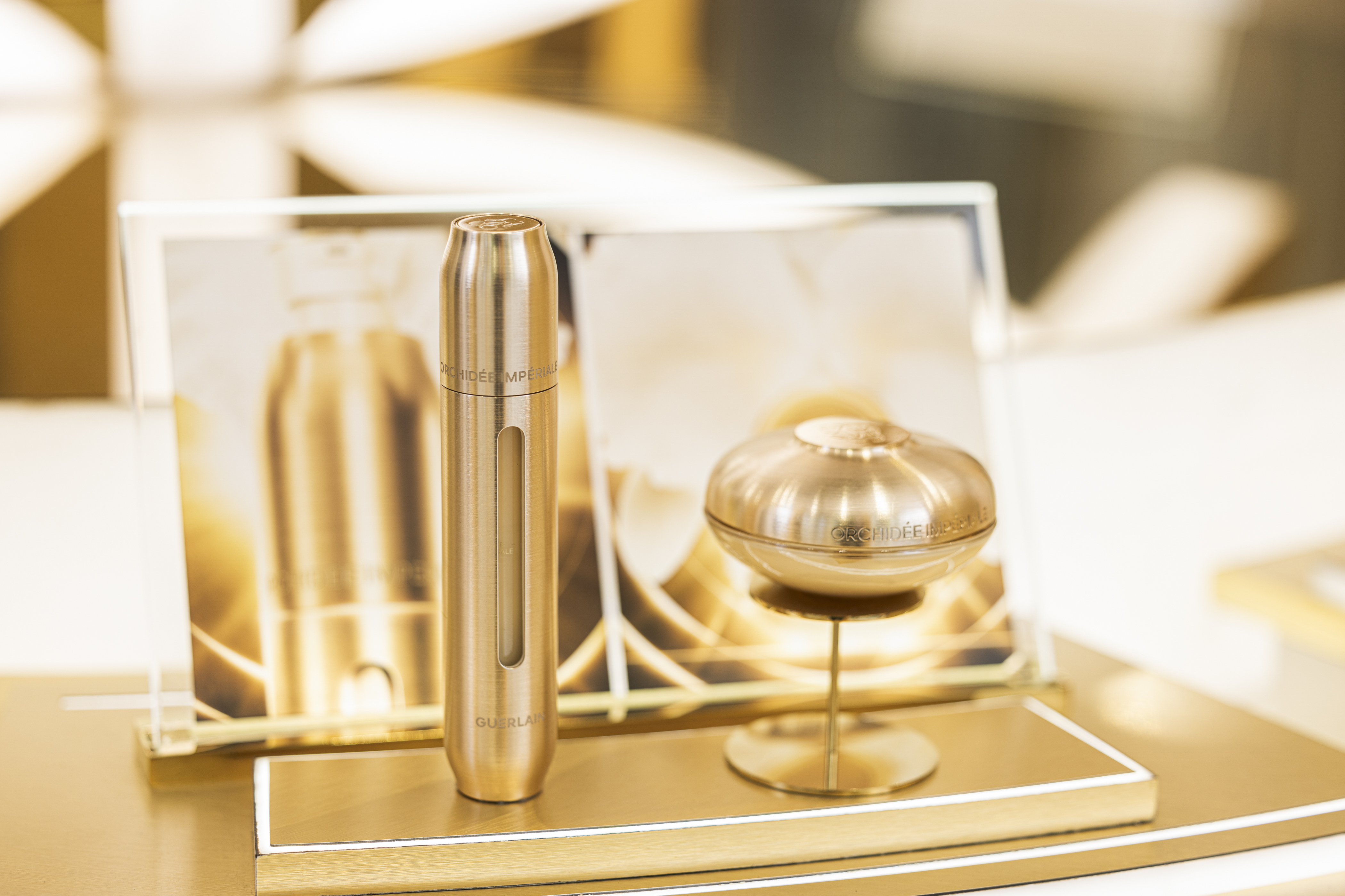 法国娇兰护肤大使周翊然惊喜现身杭州武林银泰百货