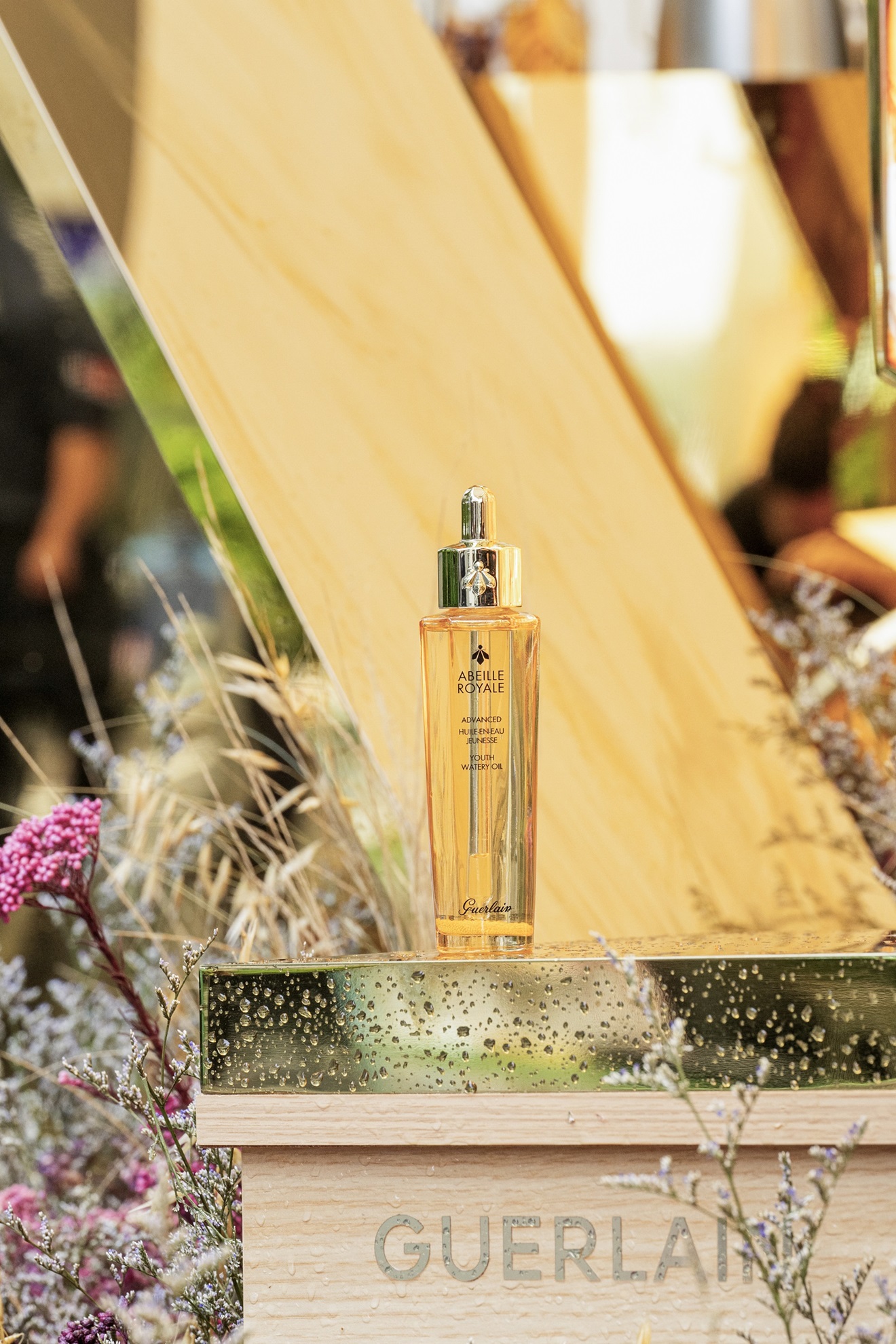 法国娇兰品牌挚友江奇霖惊喜空降深圳茂业天地 携全新帝皇蜂姿系列，倾献蜜润肌秘