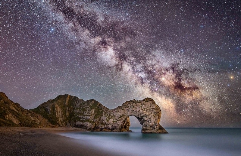 英摄影师拍夜空中璀璨银河美照 梦幻唯美如童话