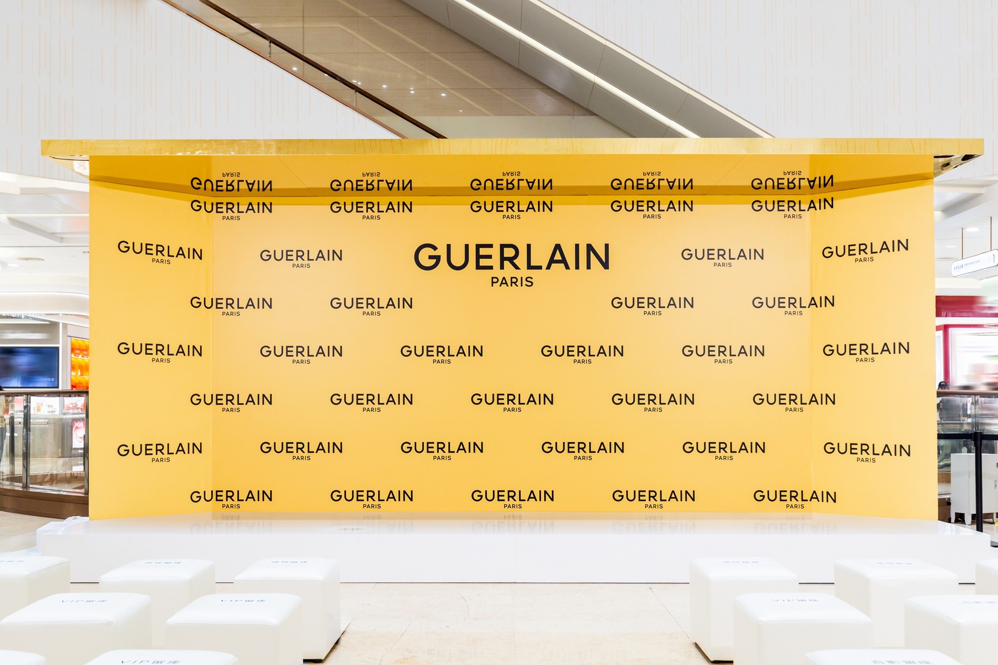 法国娇兰品牌大使孟子义携帝皇蜂姿系列惊喜现身成都王府井