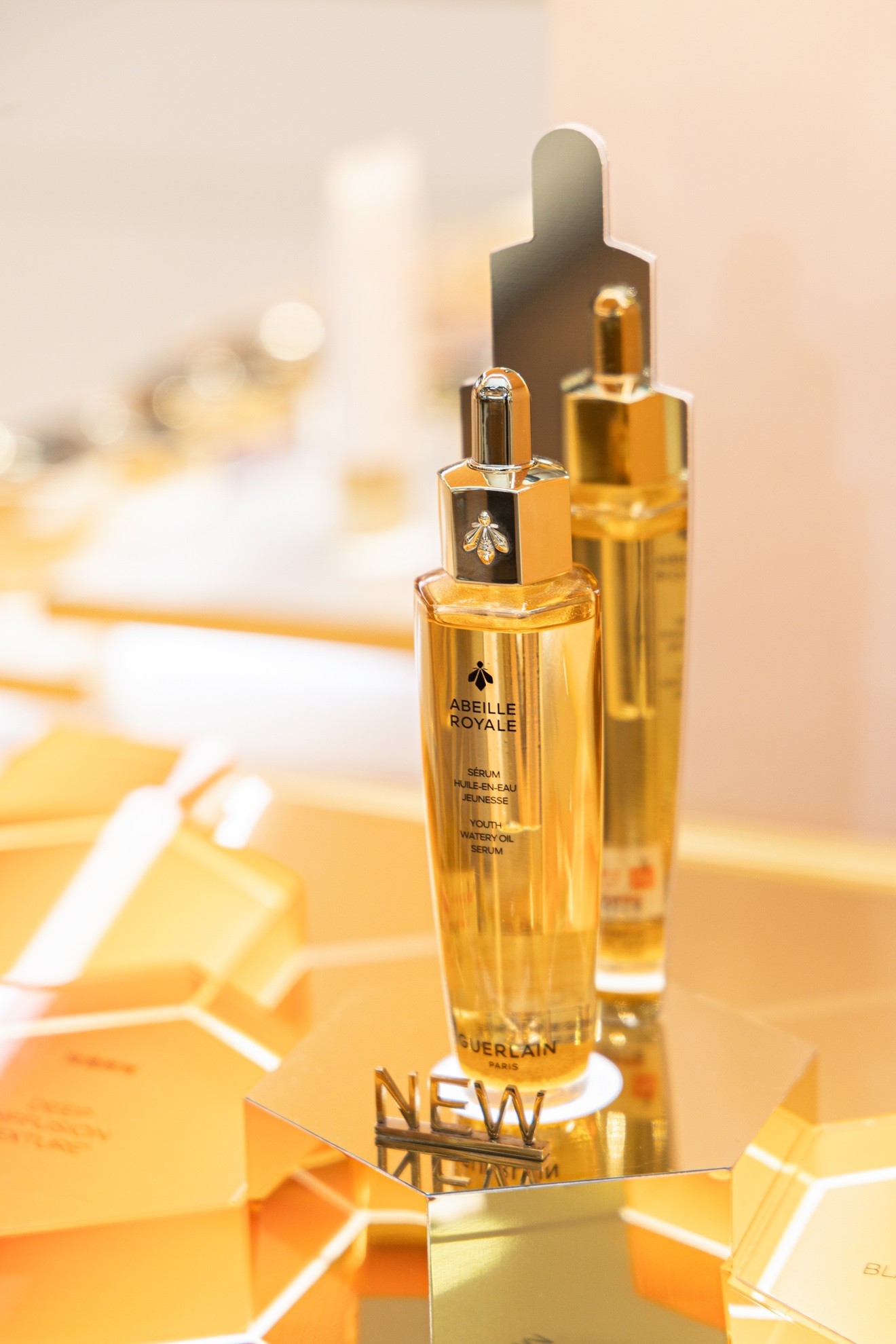 法国娇兰品牌大使孟子义携帝皇蜂姿系列惊喜现身成都王府井