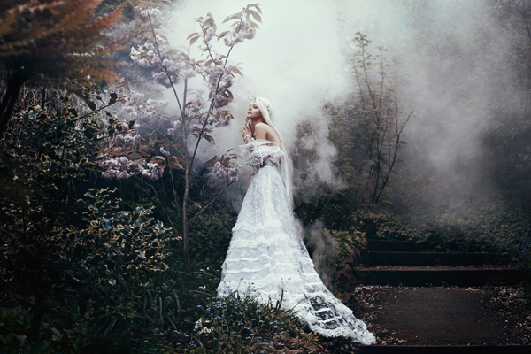 沉睡于花间的少女 如童话中梦幻而美丽 沉睡于花间的少女 如童话中梦幻而美丽