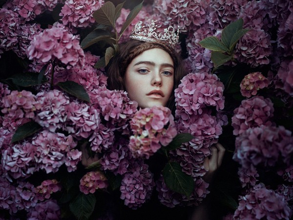 沉睡于花间的少女 如童话中梦幻而美丽 沉睡于花间的少女 如童话中梦幻而美丽