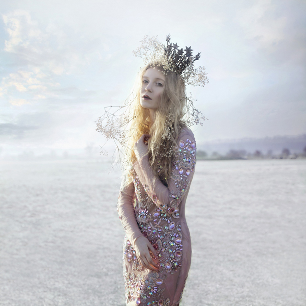 沉睡于花间的少女 如童话中梦幻而美丽 沉睡于花间的少女 如童话中梦幻而美丽