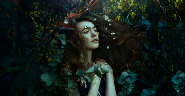 沉睡于花间的少女 如童话中梦幻而美丽 沉睡于花间的少女 如童话中梦幻而美丽