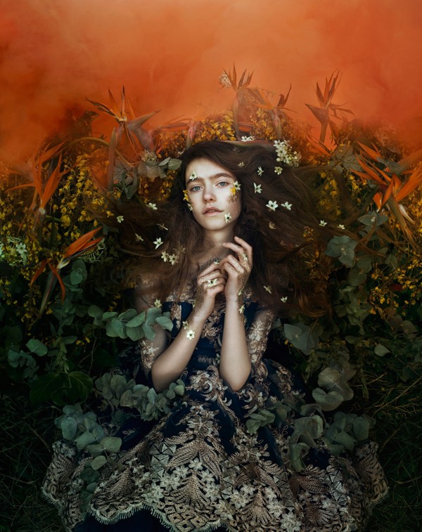 沉睡于花间的少女 如童话中梦幻而美丽 沉睡于花间的少女 如童话中梦幻而美丽