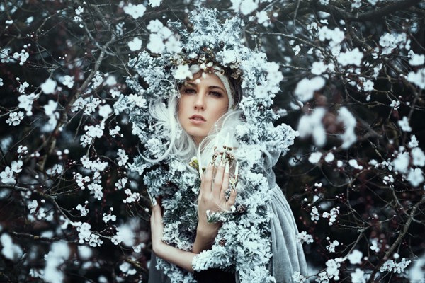 沉睡于花间的少女 如童话中梦幻而美丽 沉睡于花间的少女 如童话中梦幻而美丽