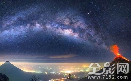 美不胜收！摄影师捕获火山喷发与银河同框画面