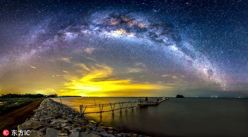 摄影师旅拍银河与火山交相辉映美景 摄影师旅拍银河与火山交相辉映美景