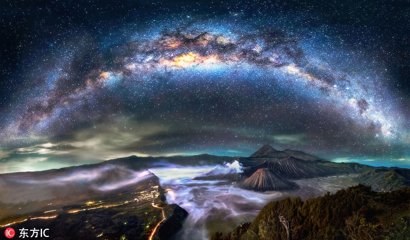 摄影师旅拍银河与火山交相辉映美景 摄影师旅拍银河与火山交相辉映美景