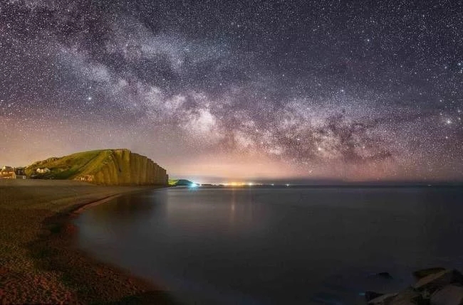 英摄影师拍夜空中璀璨银河美照 梦幻唯美如童话