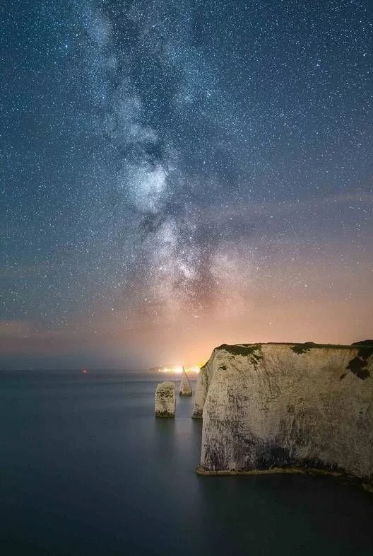 英摄影师拍夜空中璀璨银河美照 梦幻唯美如童话