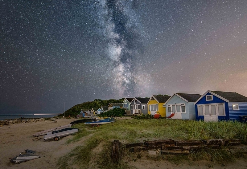 英摄影师拍夜空中璀璨银河美照 梦幻唯美如童话